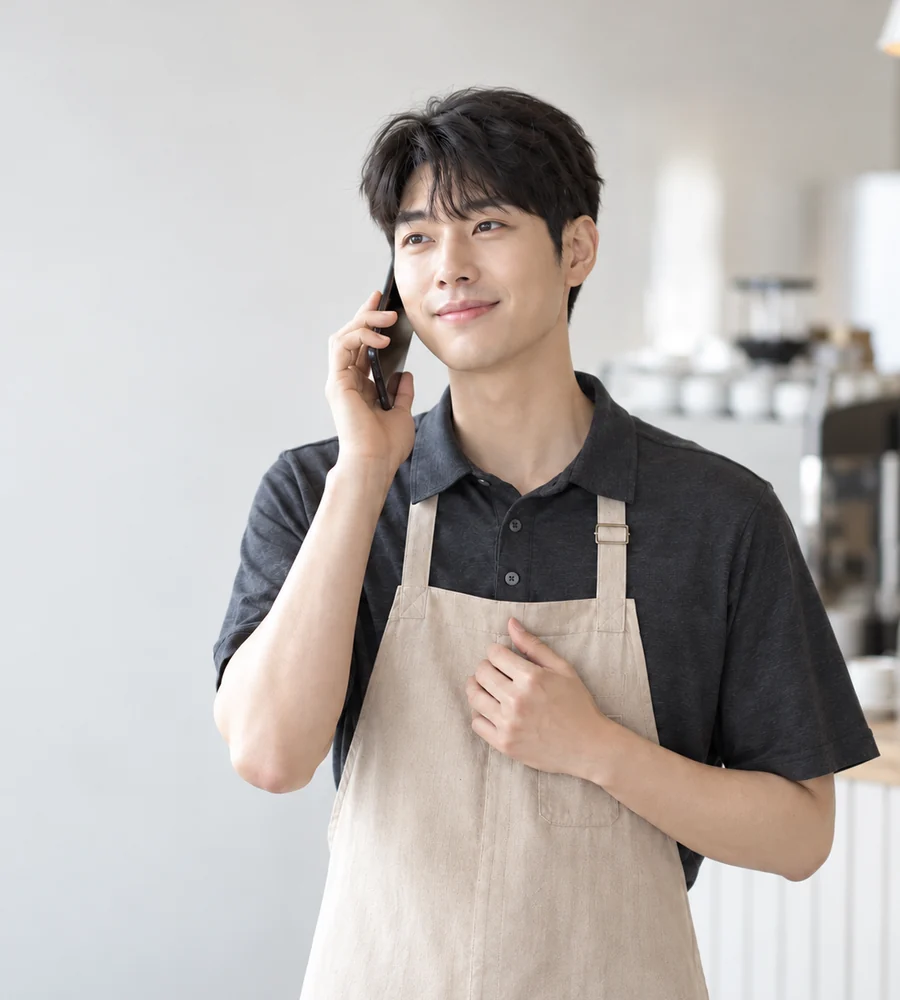 부산 개인돈 대출 상담을 휴대전화로 안내받는 고객